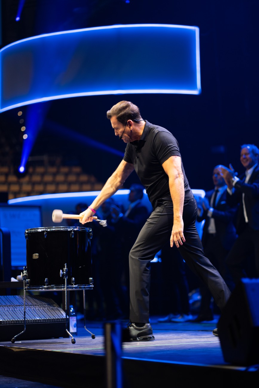 Trommel-Performance auf der Bühne