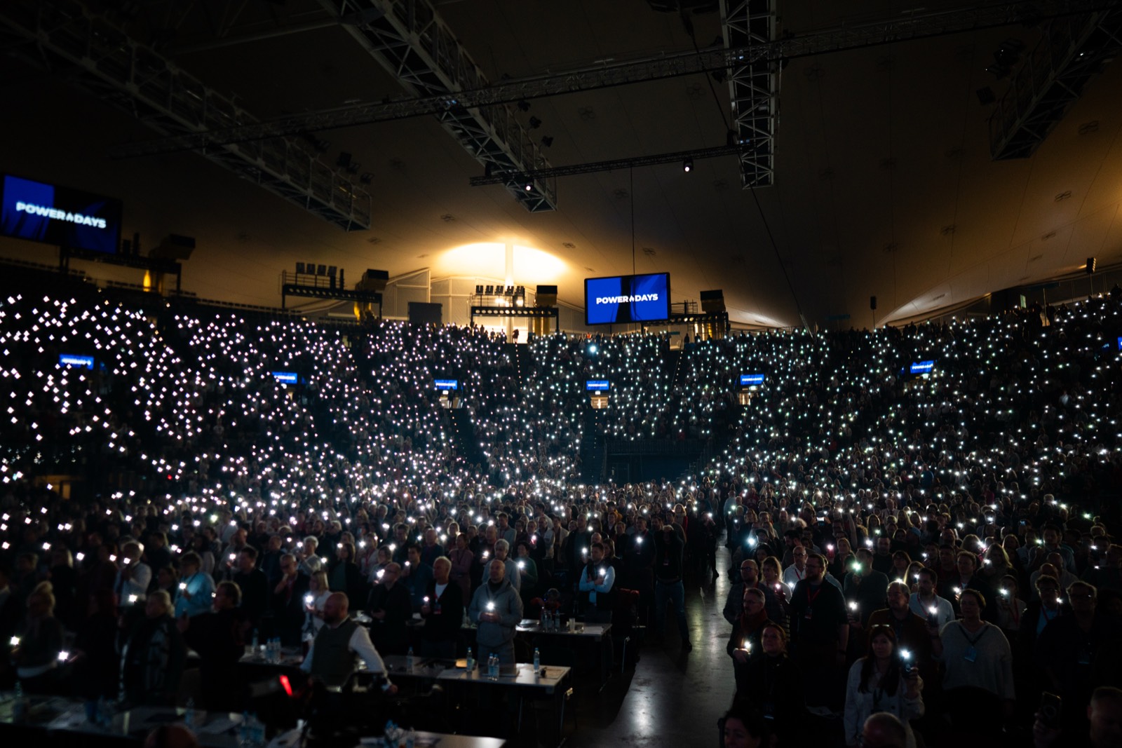 Lichtermeer aus tausenden Lichtern im Publikum