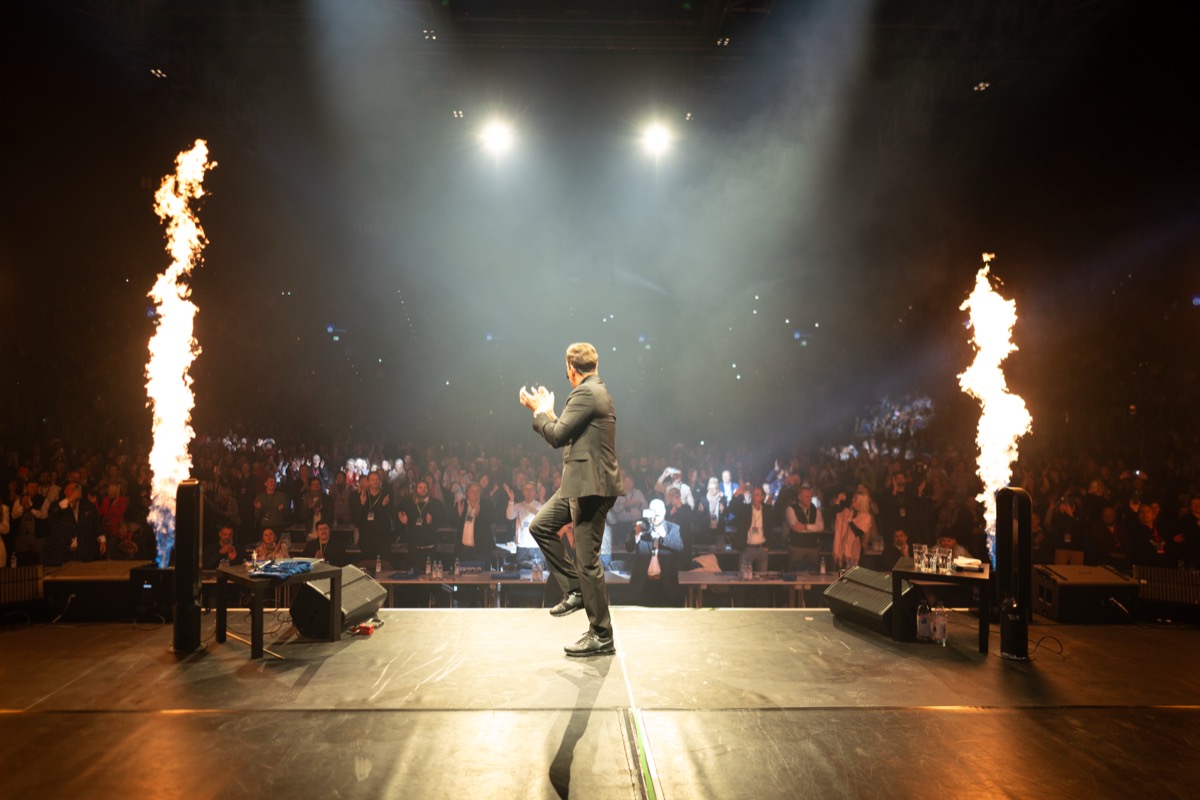 Bühne mit Feuer-Pyrotechnik