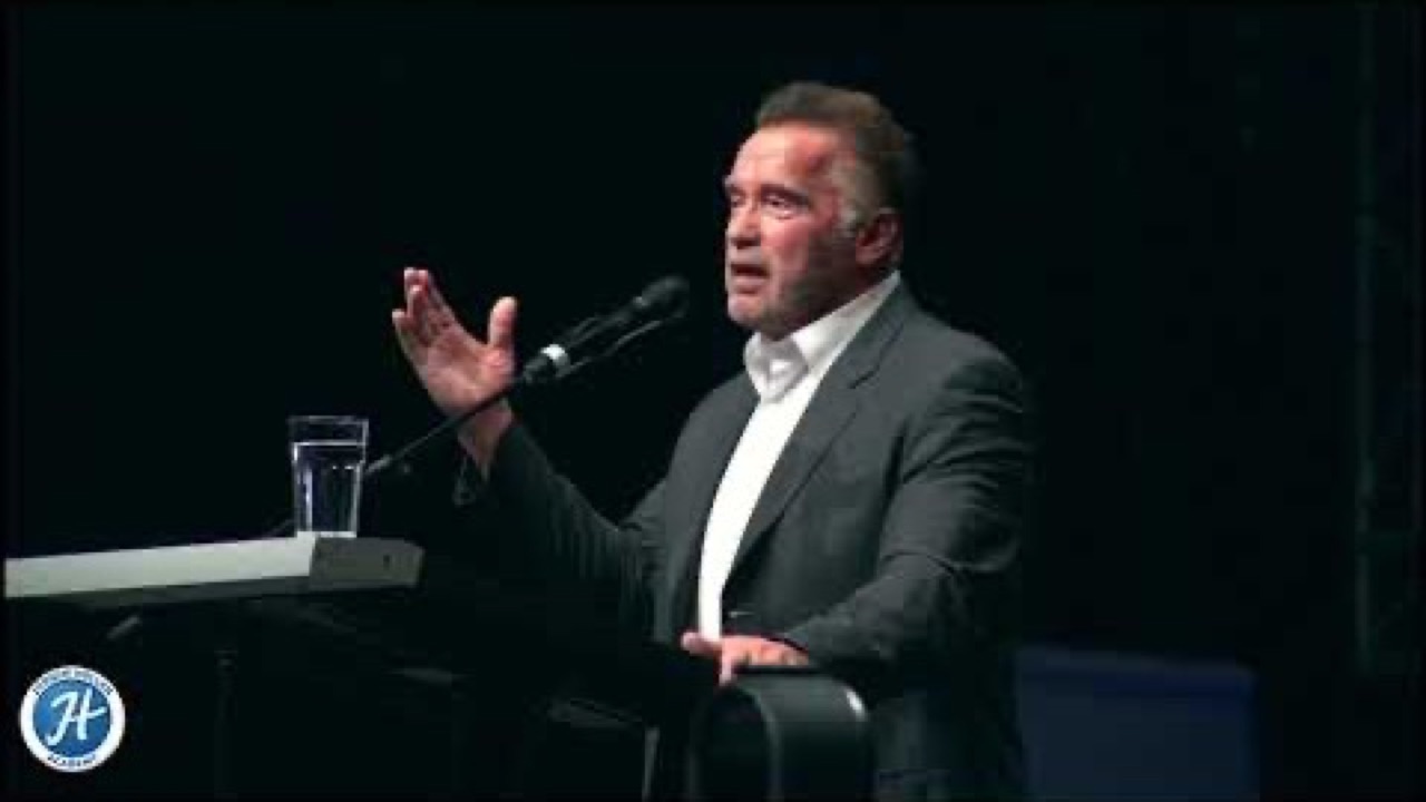 Arnold Schwarzenegger auf der Bühne